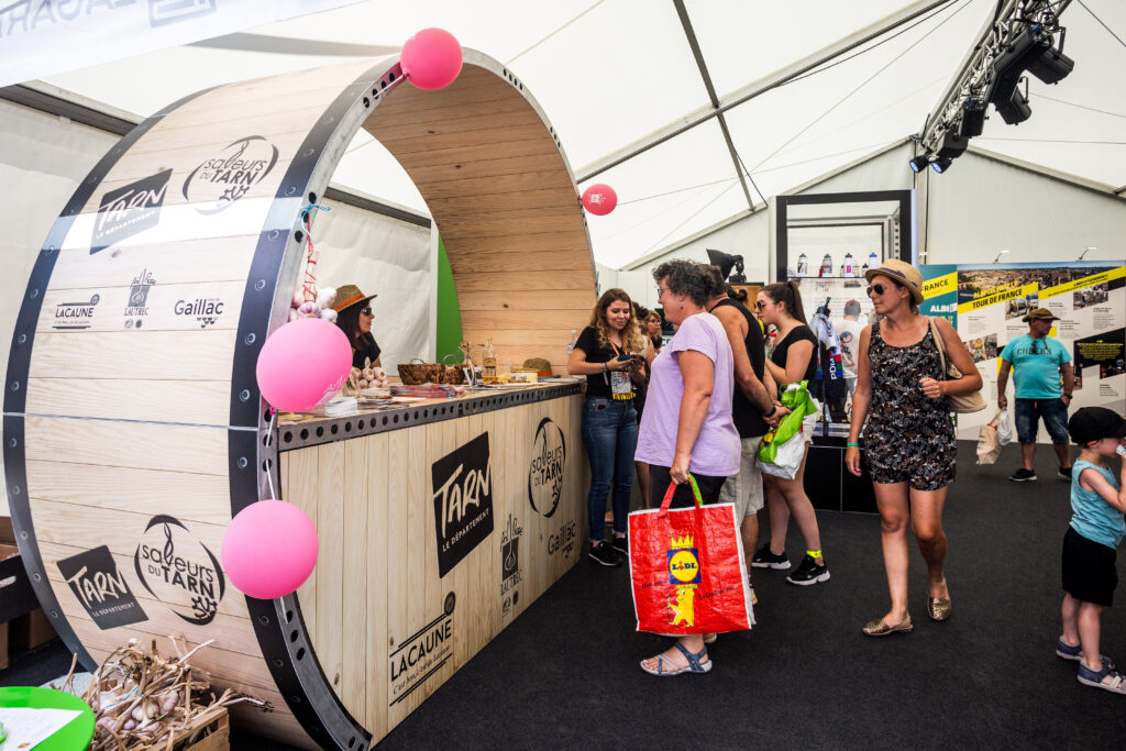 stand evenementiel avec visiteurs fan parl tour de france