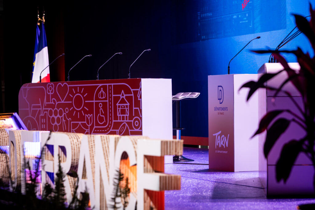 mobilier scénique personnalisé avec intégration micro