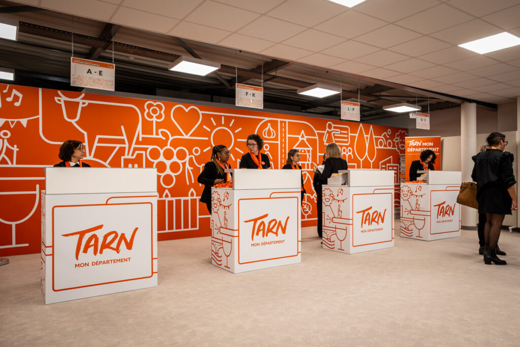 Desk d’accueil scénique sur mesure pour événement institutionnel