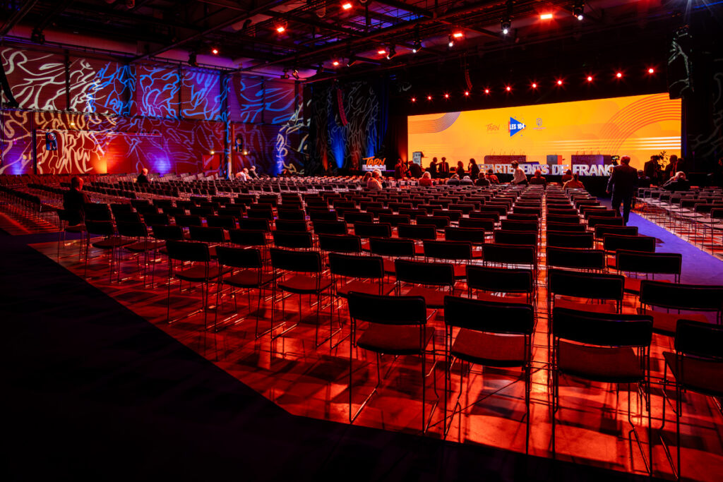 Écran professionnel installé par un prestataire audiovisuel pour un événement